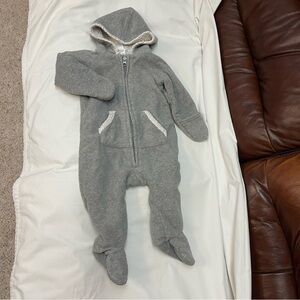 Old Navy Gray Bunting One-piece Size 6-12 Months Baby Hooded Faux Fur
